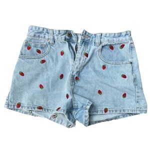 COTTON:ON 12 AU | 8 US | 40 EU
High Rise Mom Jean Shorts
Embroidered Strawberry